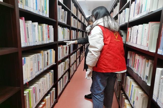 青年志愿者协会整理图书化凌为整